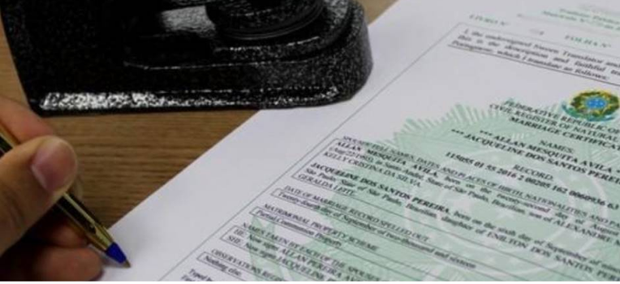 Certidão oficial brasileira com carimbo sendo preenchida.