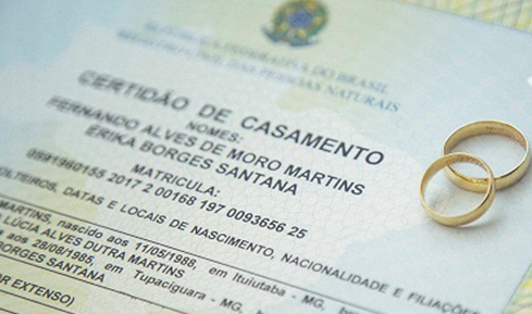 Certificado de Matrimonio 4 Certidão de Casamento com alianças sobre o documento